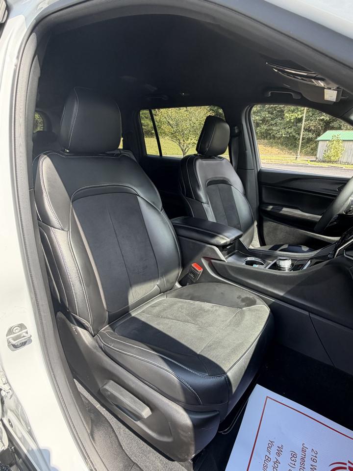 Jeep Grand Cherokee L Laredo 4WD 2025