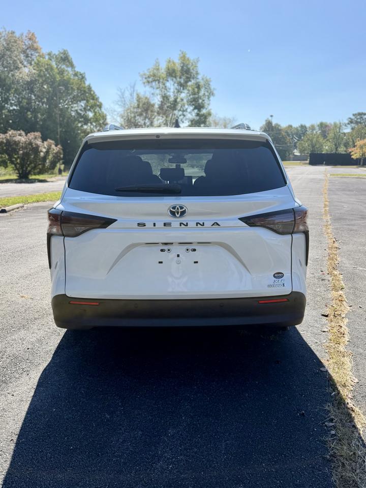 Toyota Sienna XLE 7-Passenger 2023