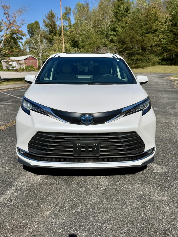 Toyota Sienna XLE 7-Passenger 2023