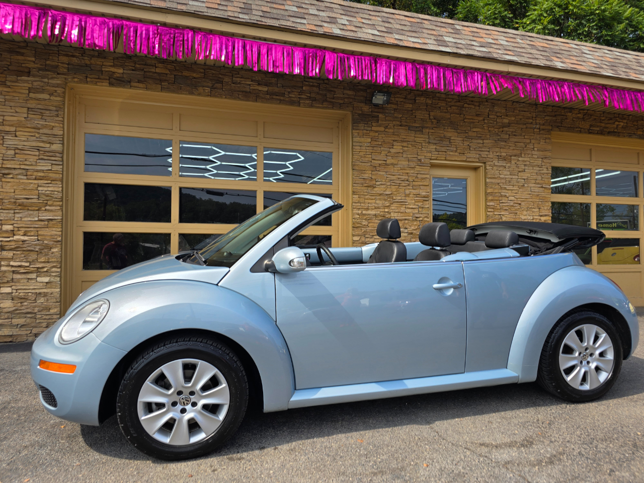 2009 Volkswagen Beetle S Convertible photo 2