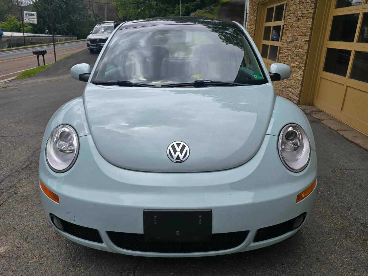 Volkswagen New Beetle  2010