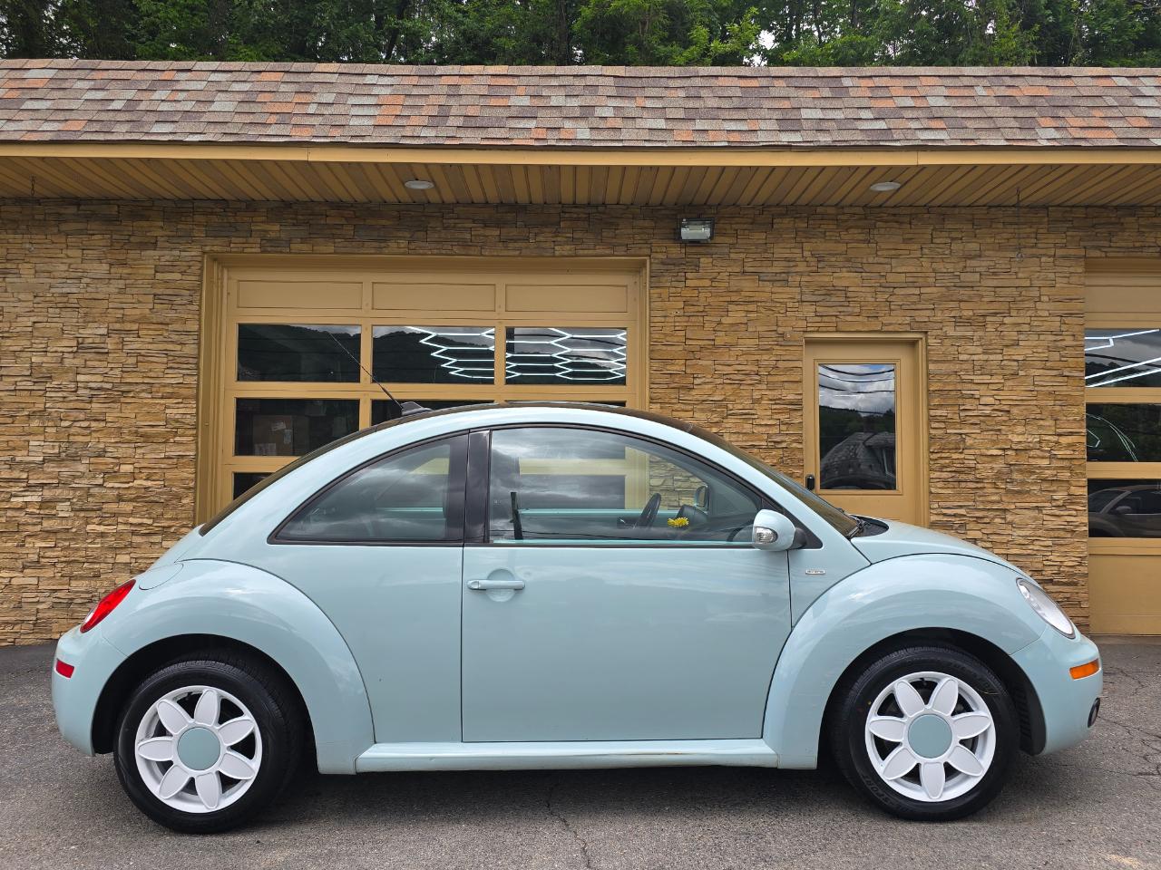 Volkswagen New Beetle  2010