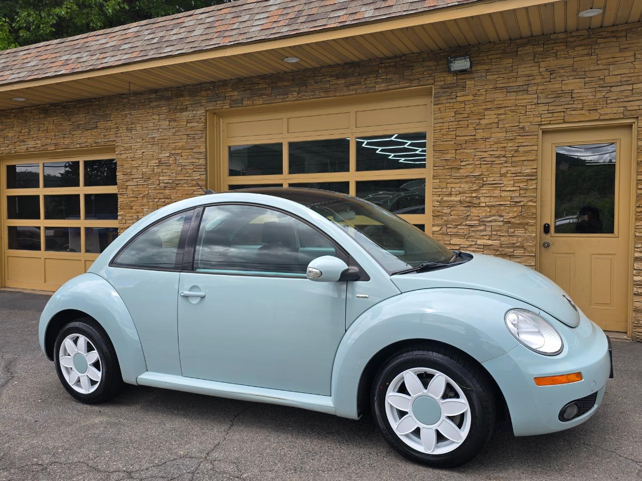 Volkswagen New Beetle  2010