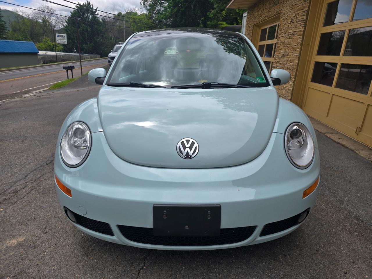 Volkswagen New Beetle  2010
