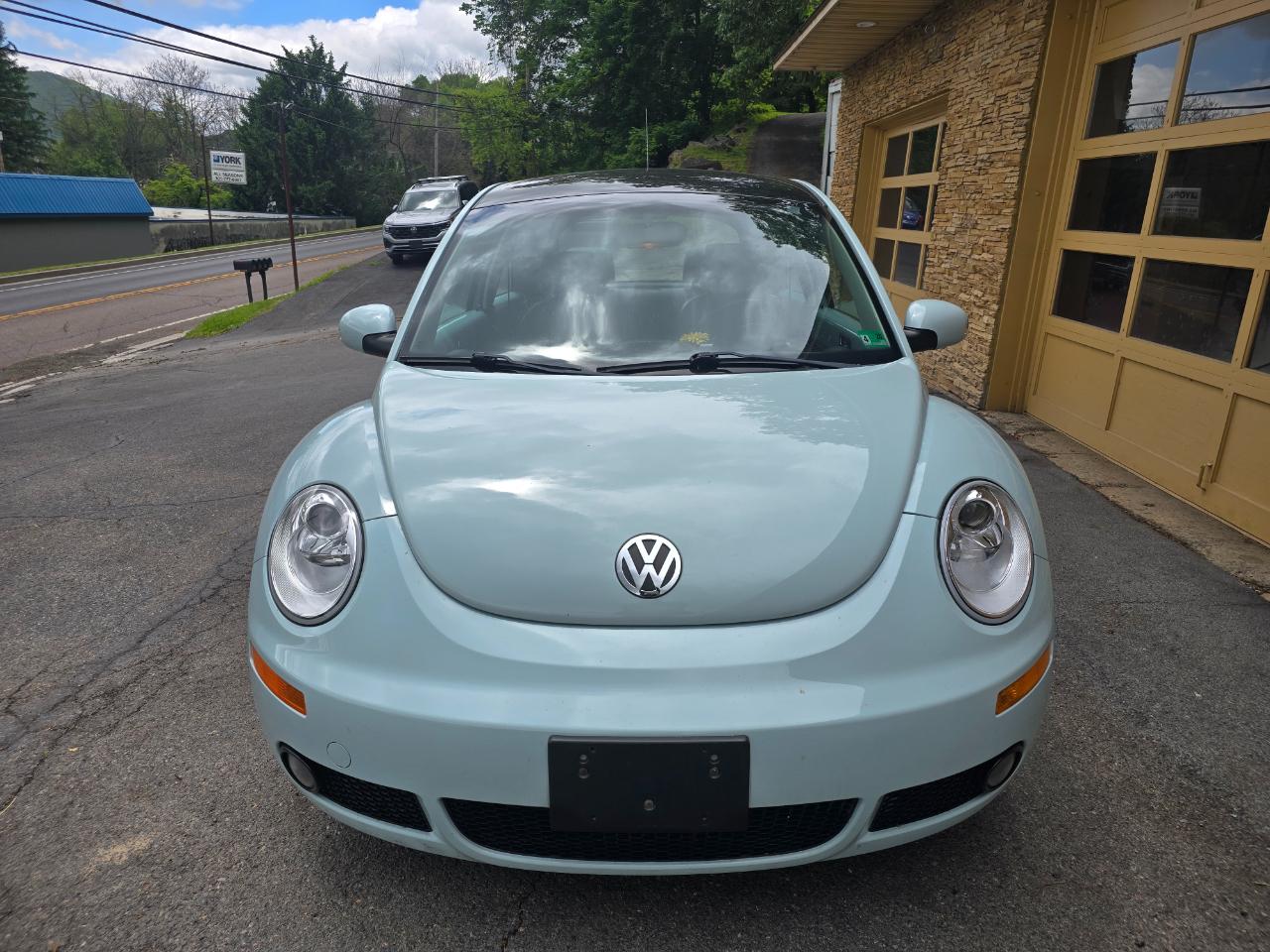 Volkswagen New Beetle  2010