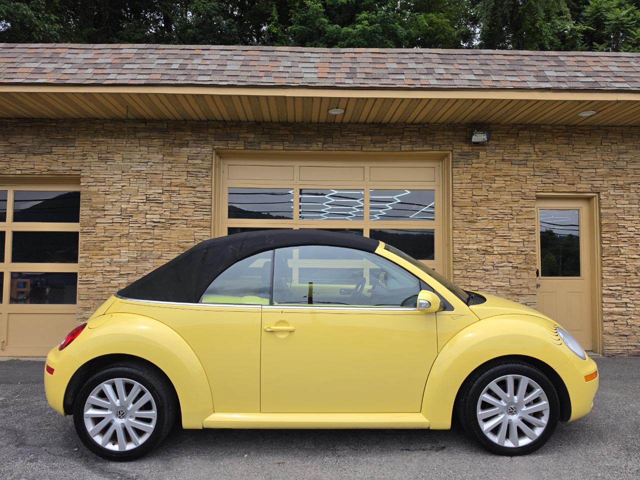 Volkswagen New Beetle SE Convertible 2008