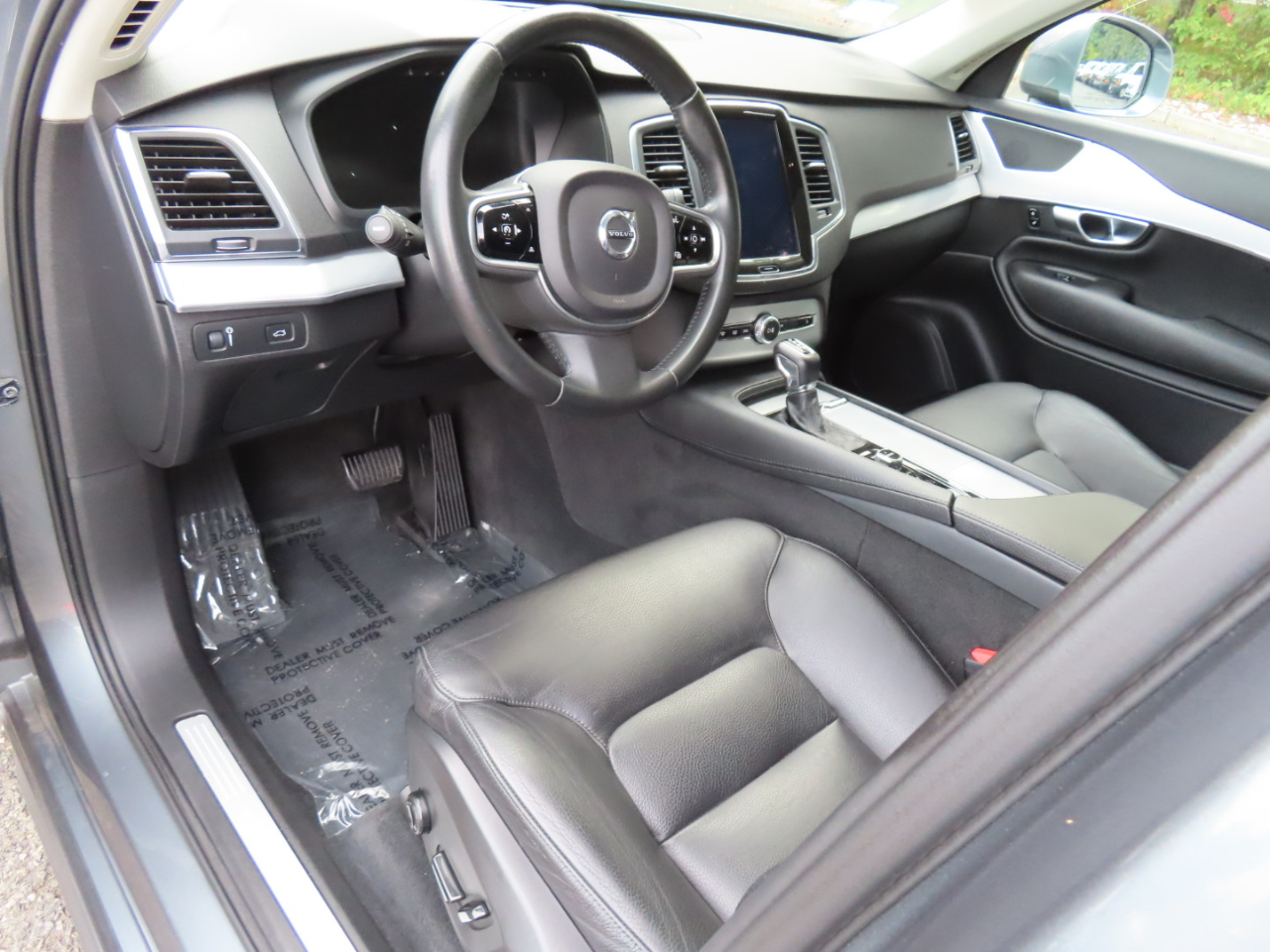 2017 Volvo XC90 T6 Momentum AWD photo 2