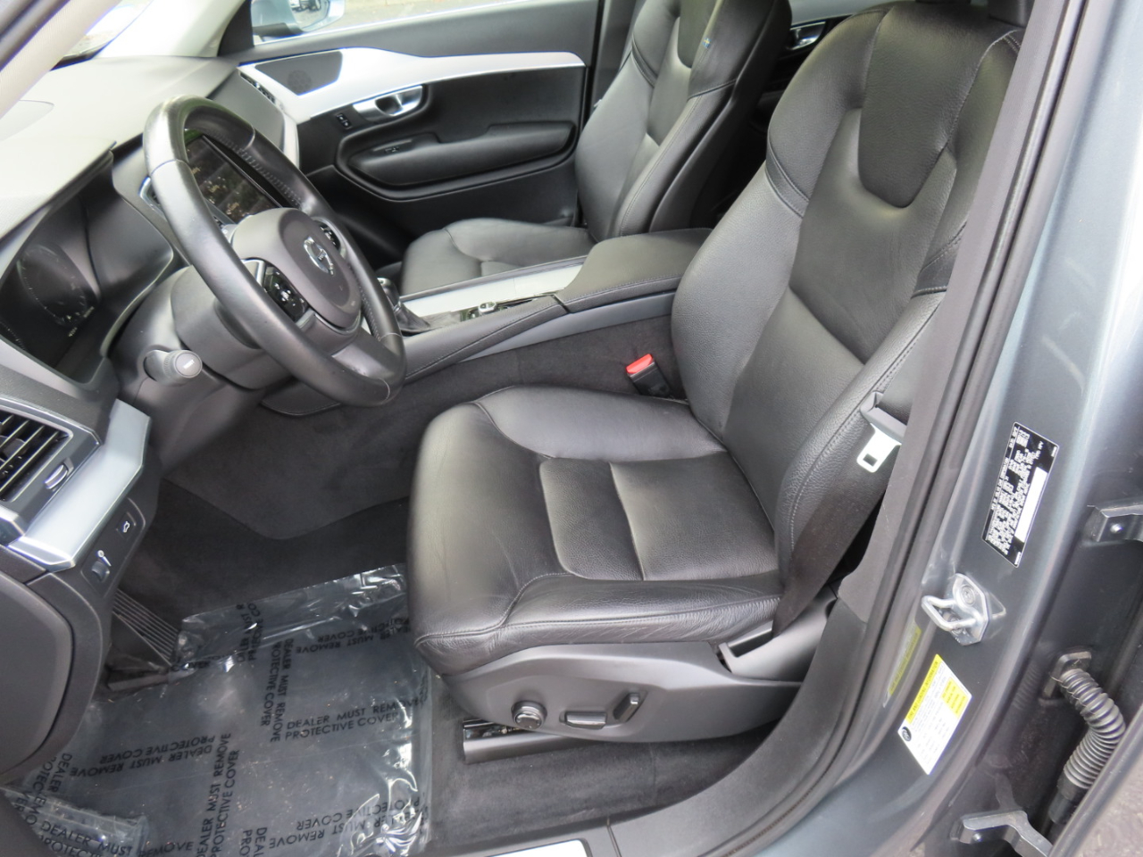 2017 Volvo XC90 T6 Momentum AWD photo 4