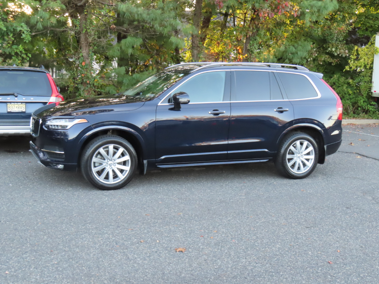 2016 Volvo XC90 T6 Momentum AWD photo 2