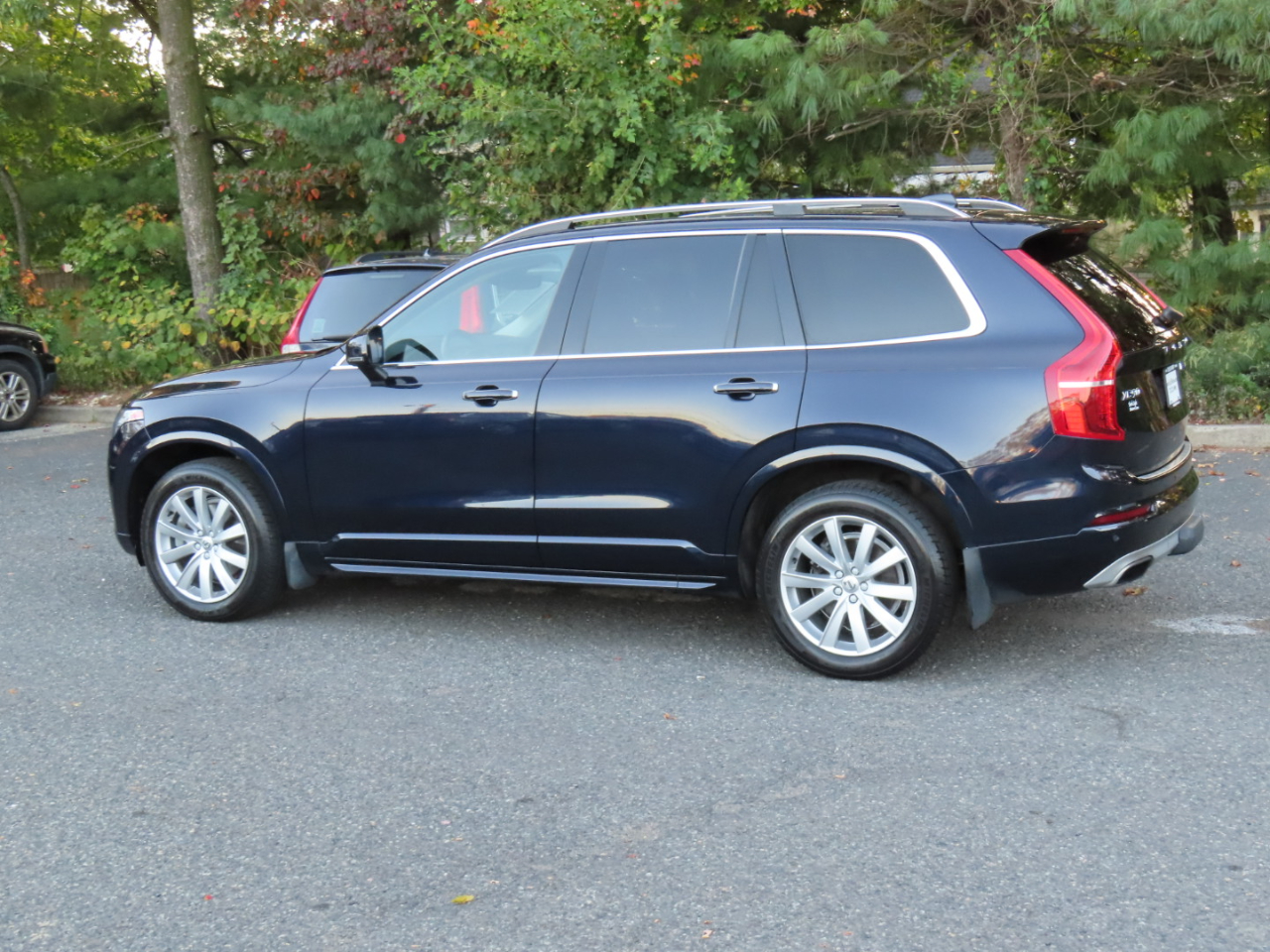 2016 Volvo XC90 T6 Momentum AWD photo 3