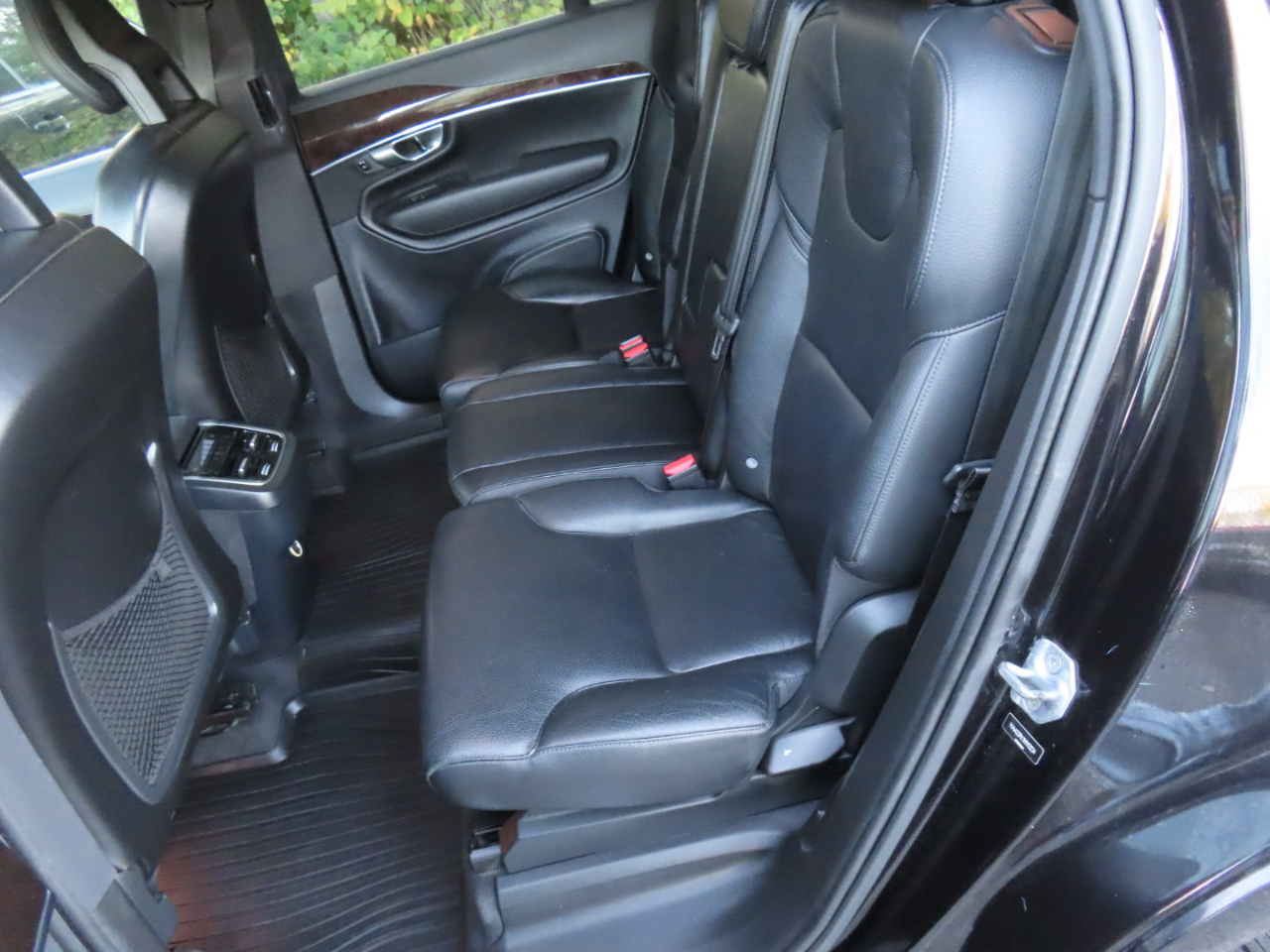 2017 Volvo XC90 T6 Momentum AWD photo 4