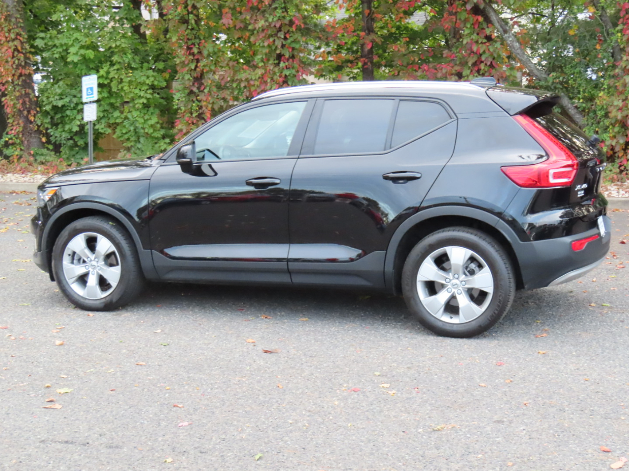 2020 Volvo XC40 T5 Momentum AWD photo 3