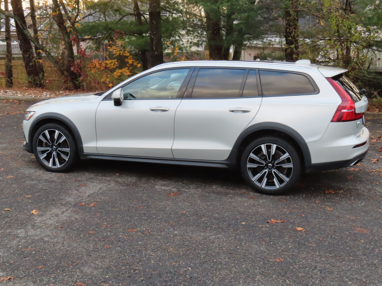 2021 Volvo V60 Momentum Cross Country T5 AWD photo 3