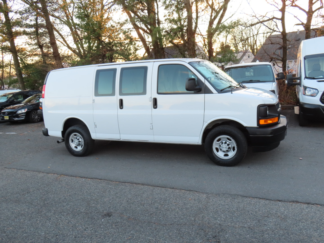 Chevrolet Express Cargo Van RWD 3500 135" 2017