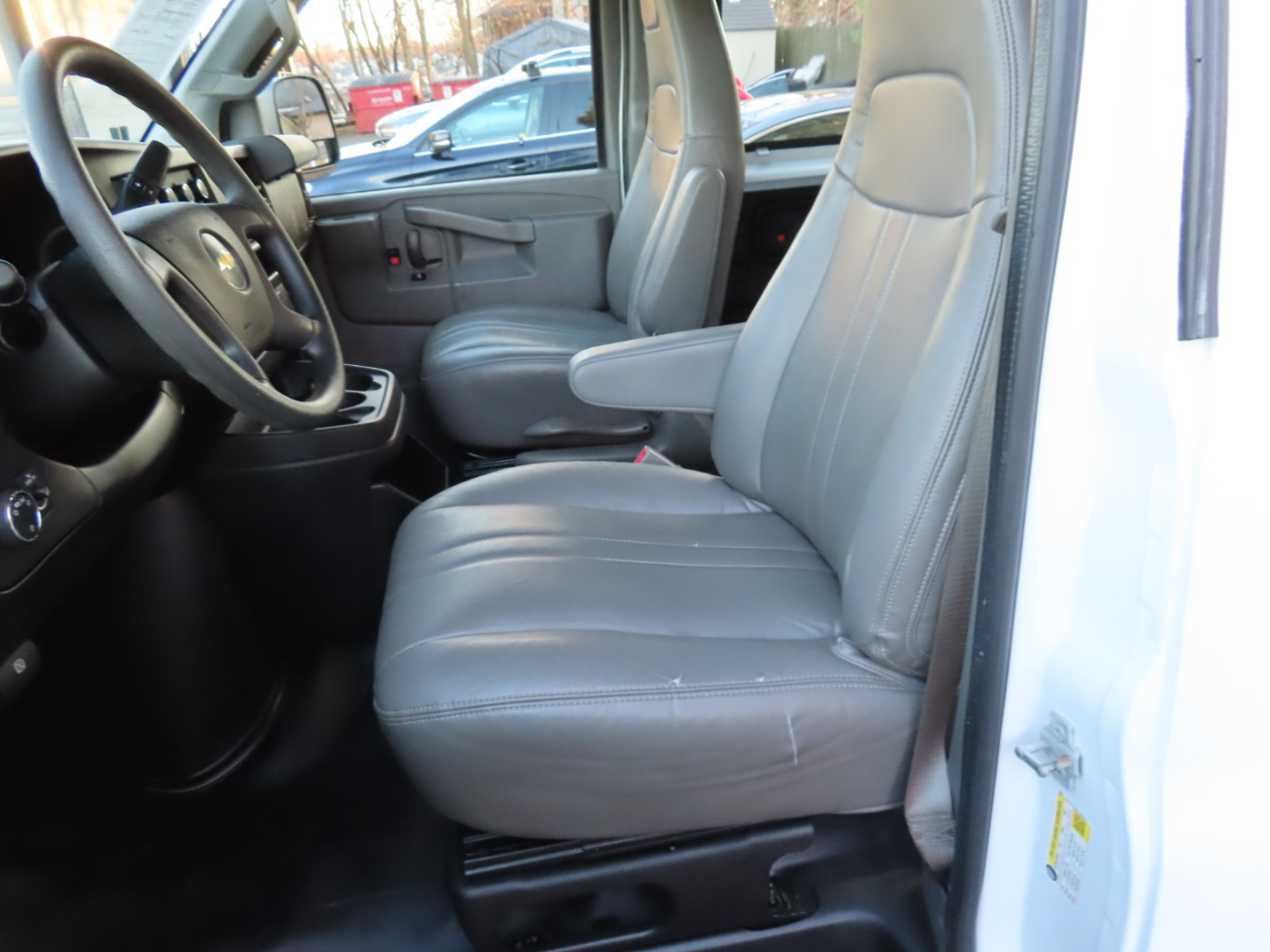 Chevrolet Express Cargo Van RWD 3500 135" 2017