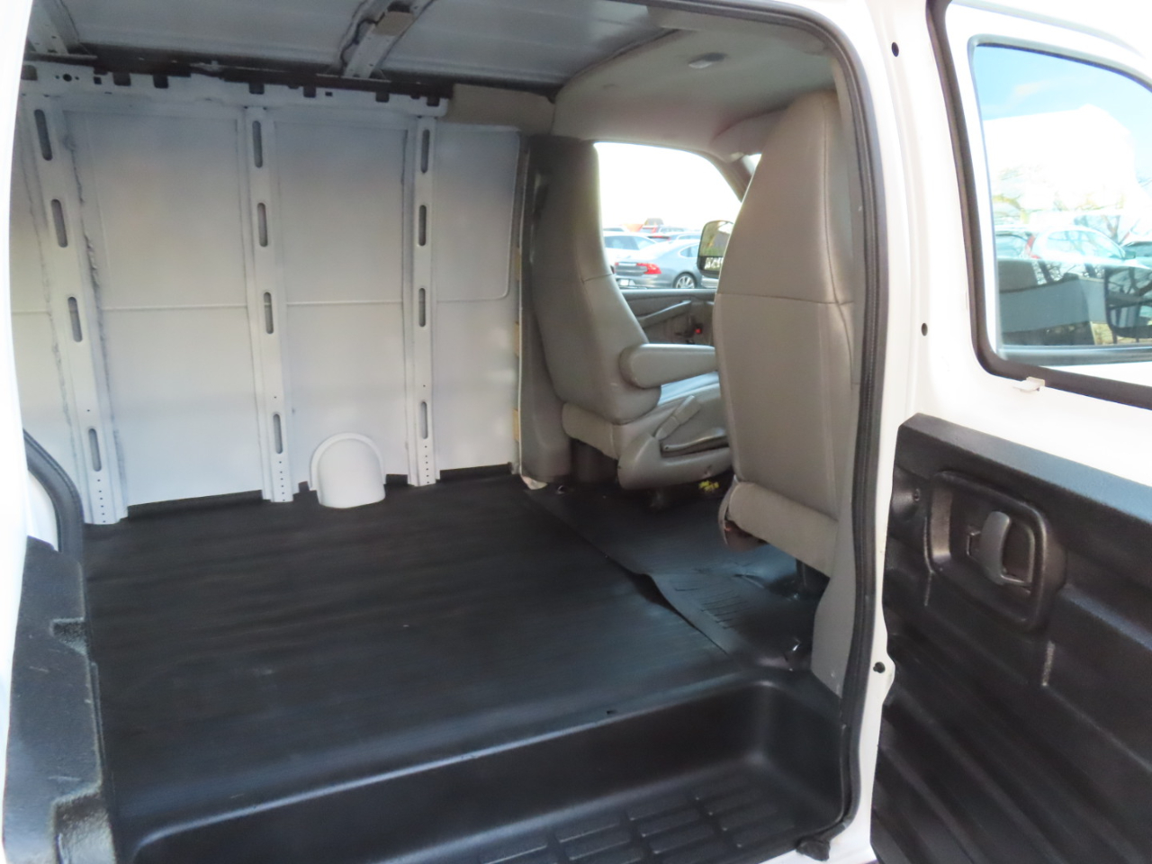 Chevrolet Express Cargo Van RWD 3500 135" 2017