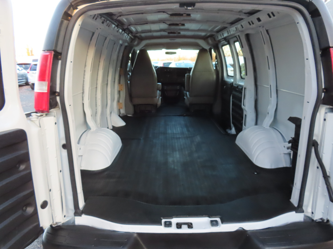 Chevrolet Express Cargo Van RWD 3500 135" 2017