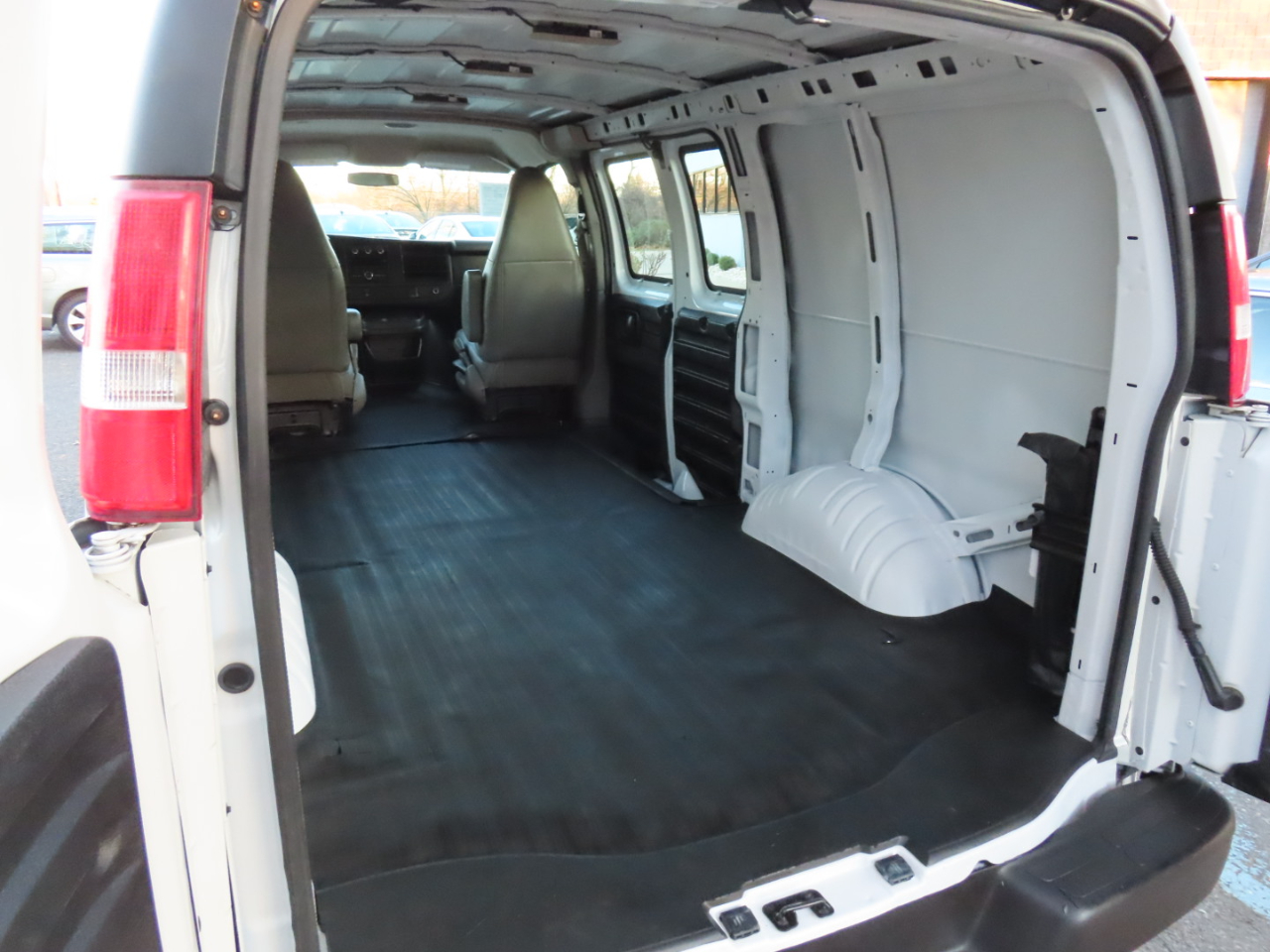 Chevrolet Express Cargo Van RWD 3500 135" 2017