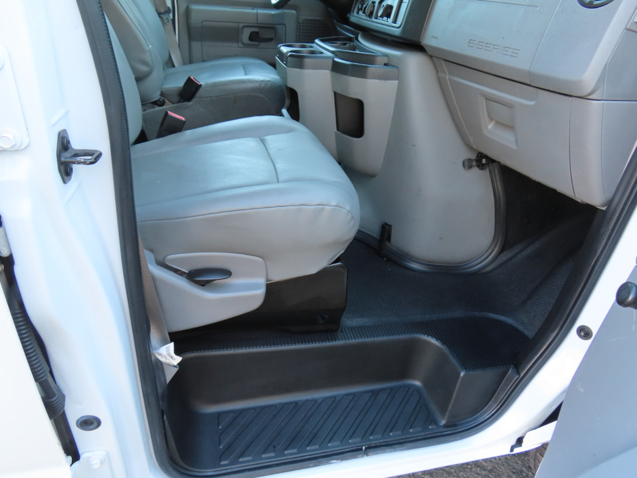 Ford Econoline Cargo Van E-250 2013