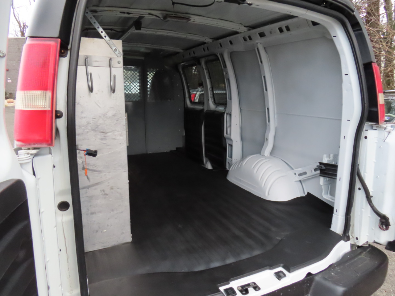 Chevrolet Express Cargo Van RWD 1500 135" 2013