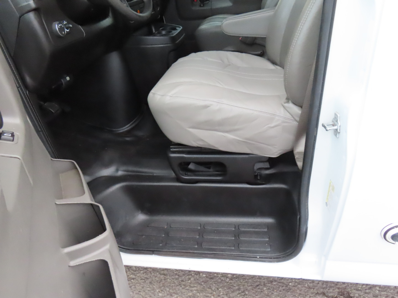 Chevrolet Express Cargo Van RWD 1500 135" 2013