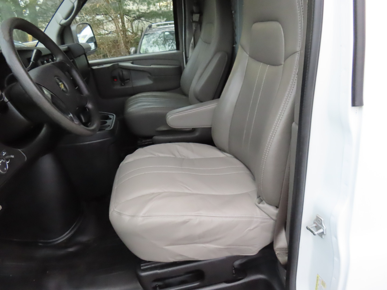 Chevrolet Express Cargo Van RWD 1500 135" 2013