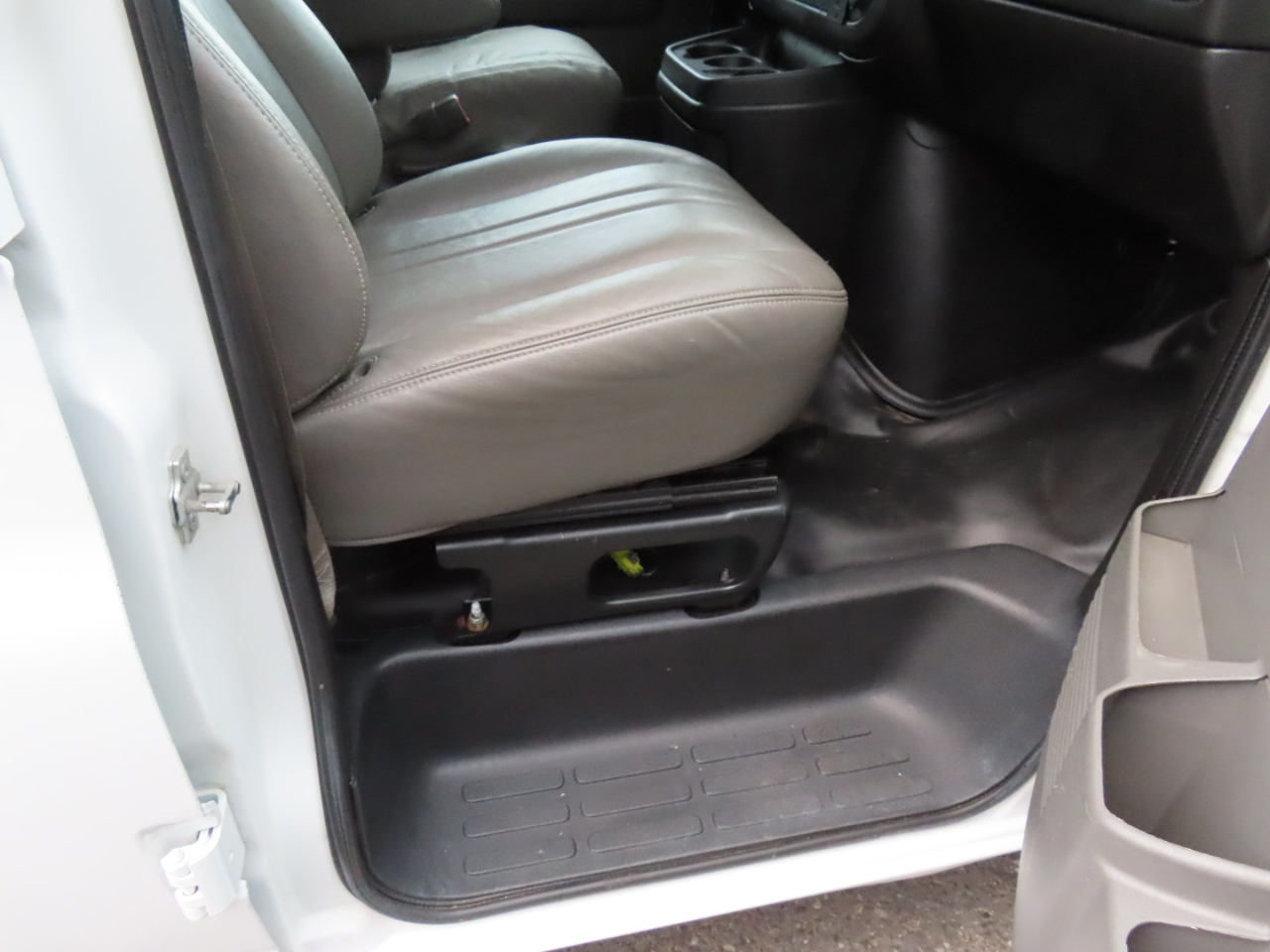 Chevrolet Express Cargo Van RWD 1500 135" 2013