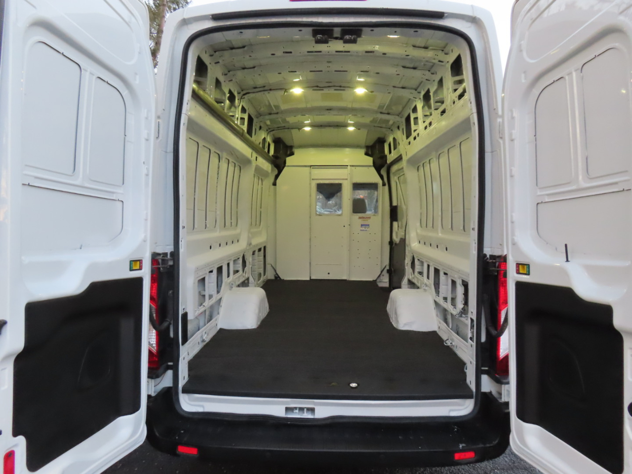 Ford T350HD Vans XLT Wgn High Roof 148eL 2017