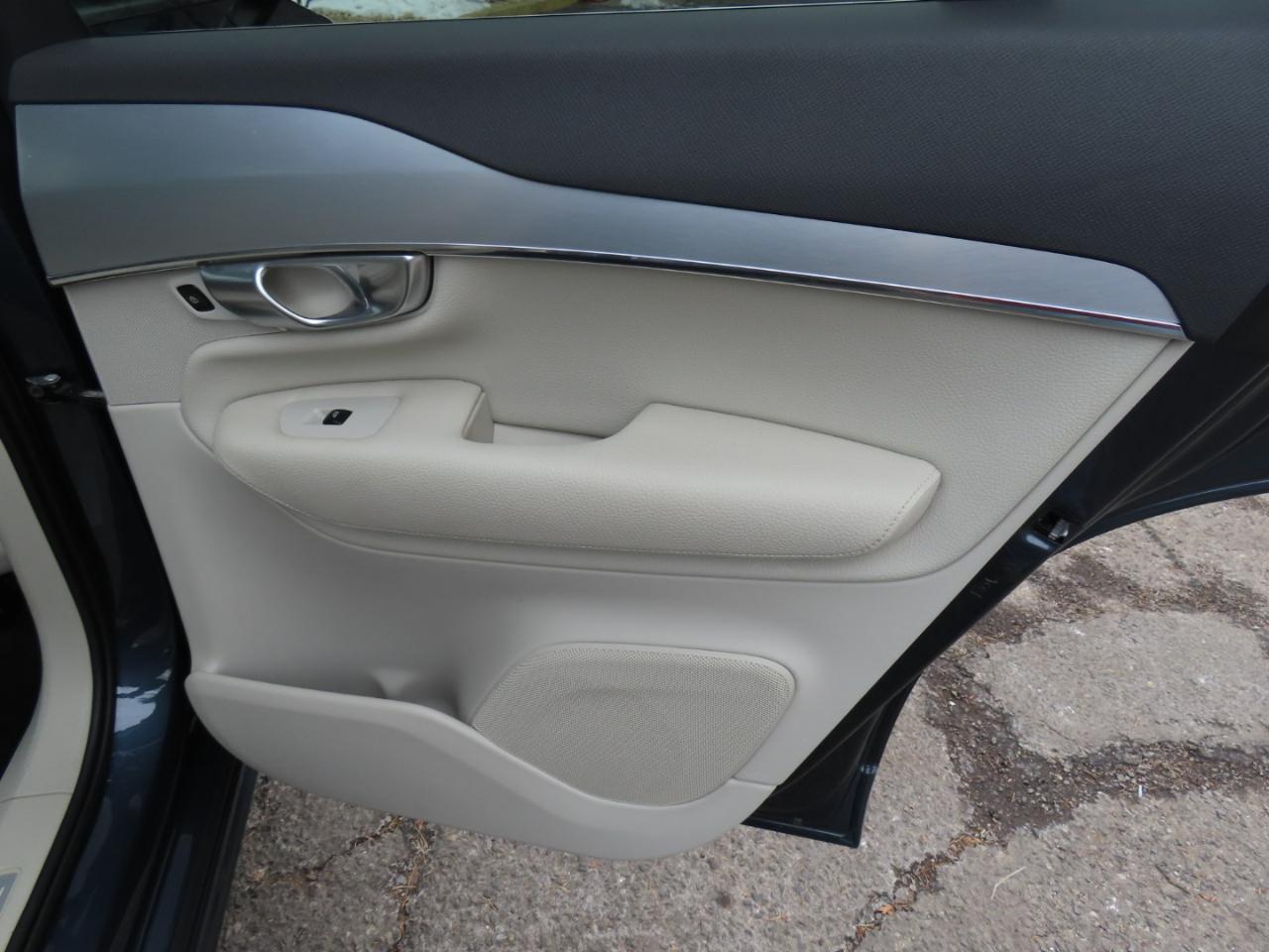 Volvo XC90 T6 AWD 7-Passenger Momentum 2018