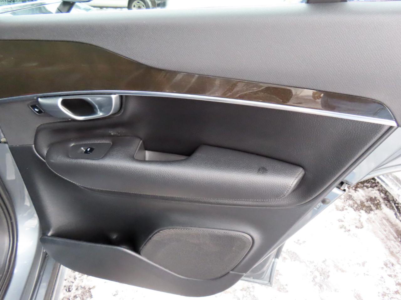 Volvo XC90 T6 AWD 7-Passenger Momentum 2018