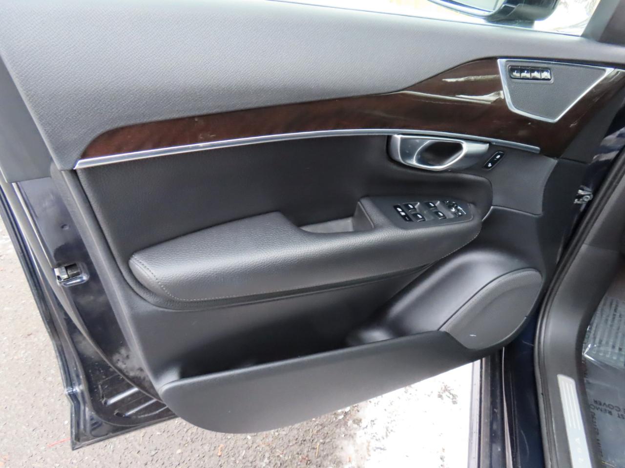 Volvo XC90 T6 AWD 7-Passenger Momentum 2017