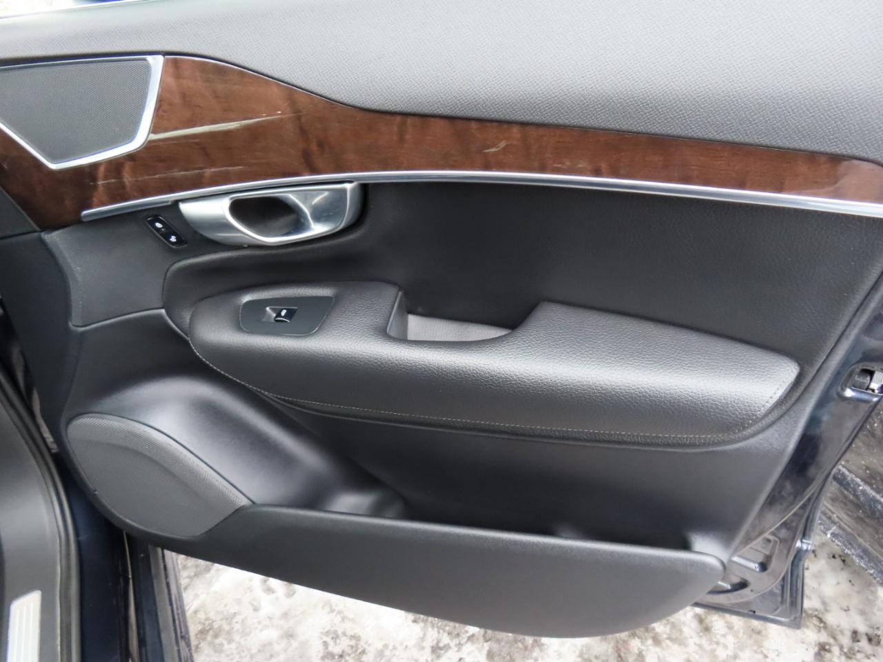 Volvo XC90 T6 AWD 7-Passenger Momentum 2017