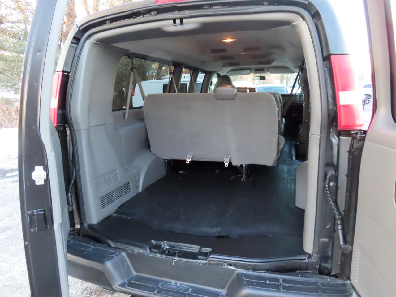 Chevrolet Express Passenger RWD 3500 155" LS w/1LS 2014