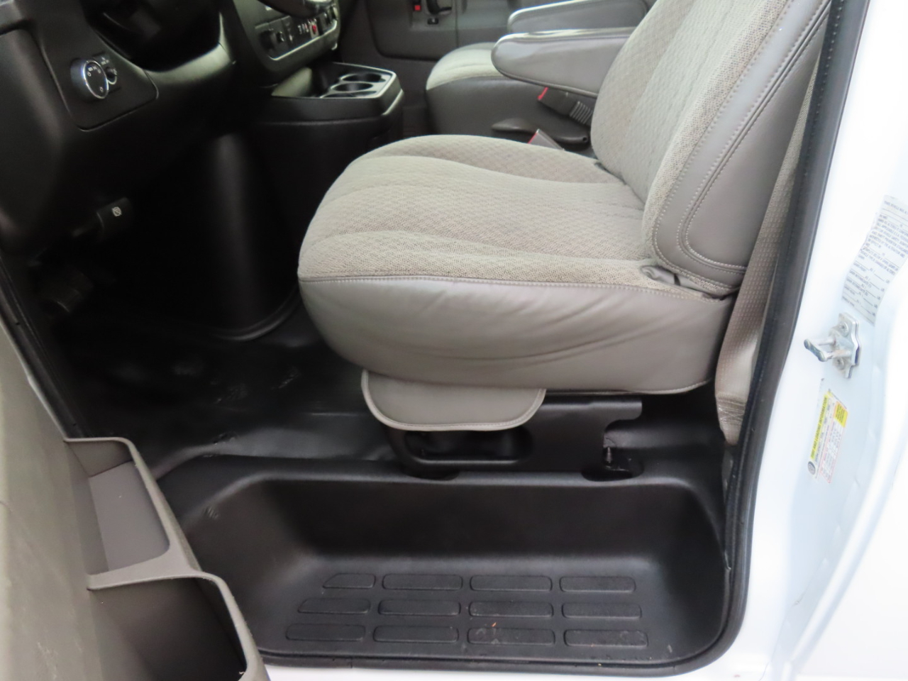 Chevrolet Express Cargo Van RWD 2500 135" 2017