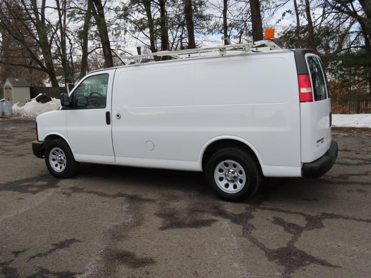 Chevrolet Express Cargo Van RWD 1500 135" 2012