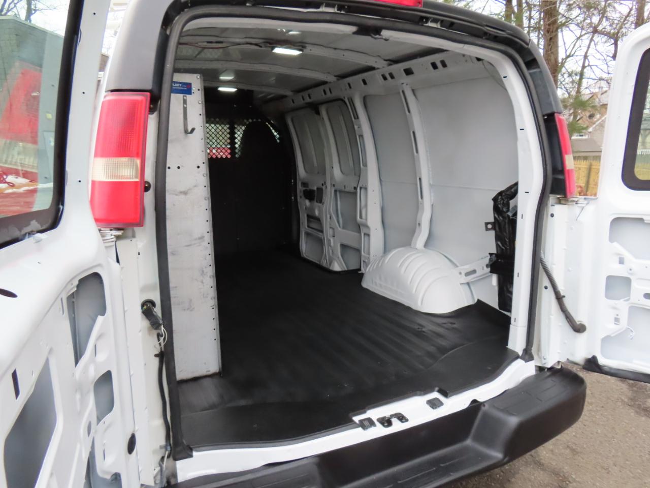 Chevrolet Express Cargo Van RWD 1500 135" 2012