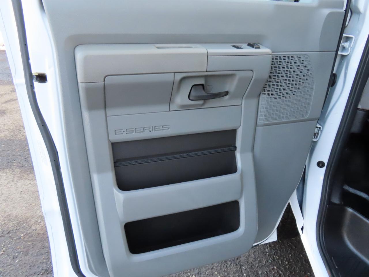 Ford E-Series Cutaway E-350 DRW 176" WB 2017