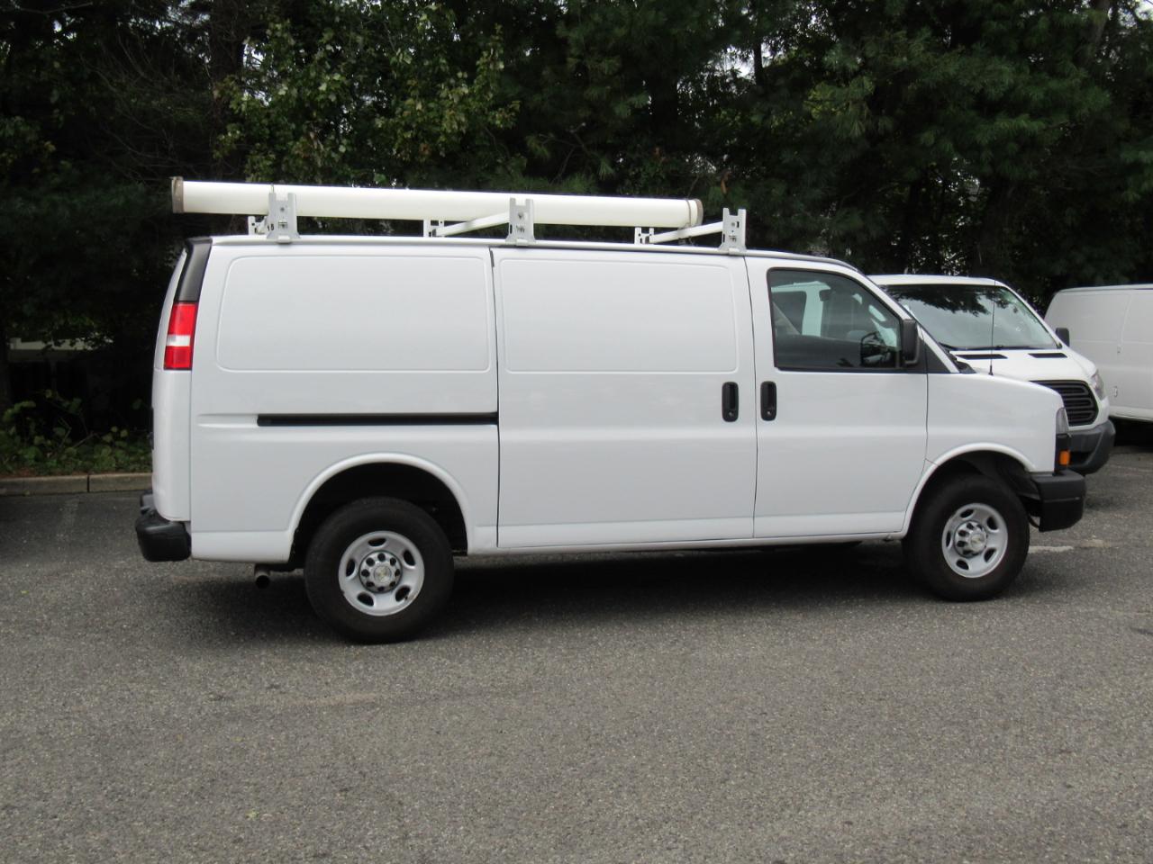 Chevrolet Express Cargo Van RWD 3500 135" 2022