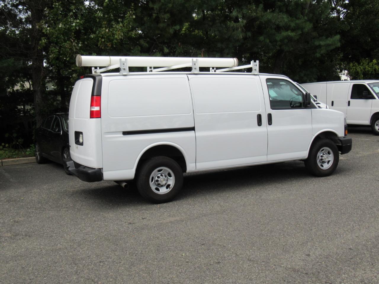 Chevrolet Express Cargo Van RWD 3500 135" 2022