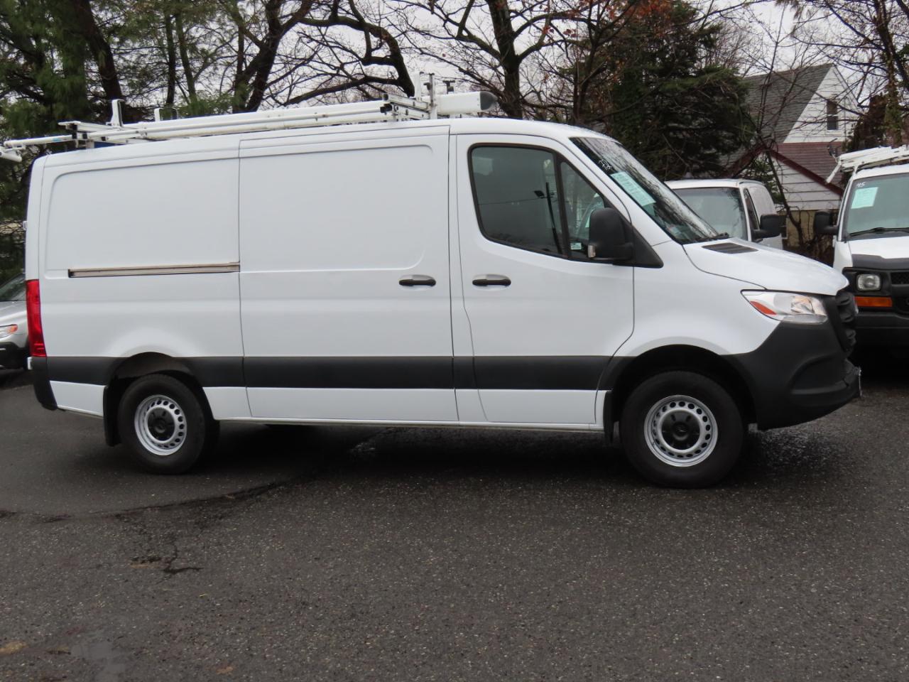 Mercedes-Benz Sprinter Cargo Van 1500 Standard Roof I4 144" RWD 2020