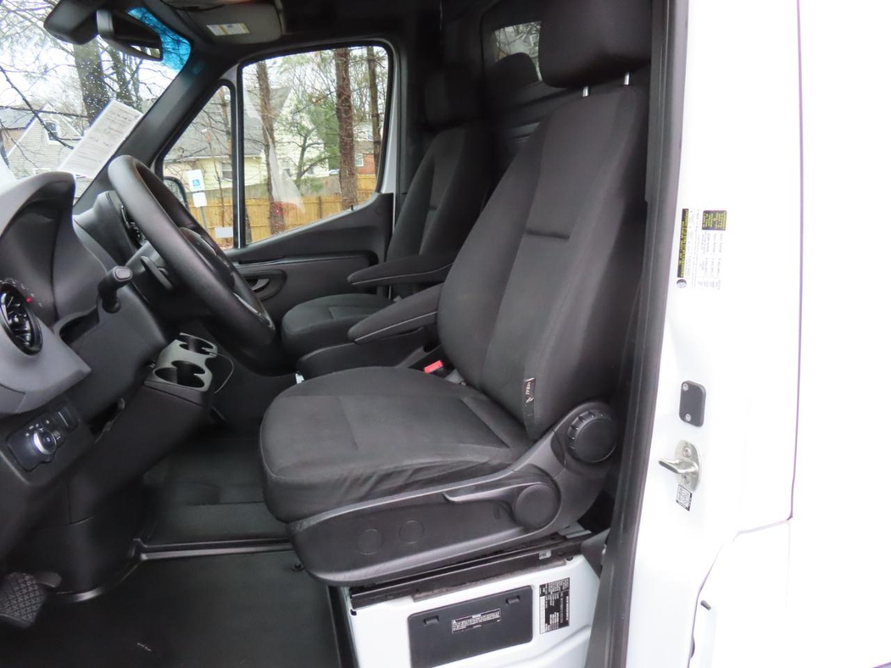 Mercedes-Benz Sprinter Cargo Van 1500 Standard Roof I4 144" RWD 2020