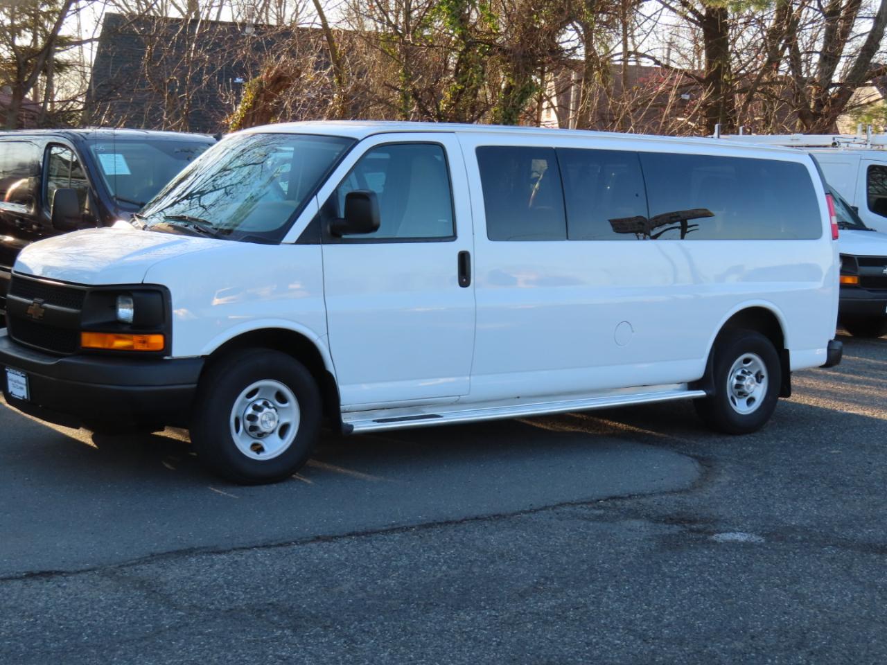 Chevrolet Express Passenger RWD 3500 155" LS w/1LS 2014
