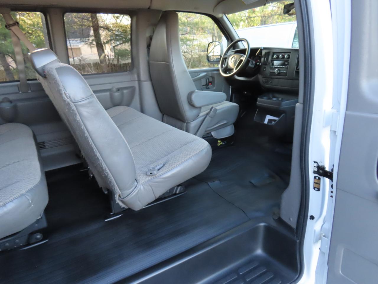 Chevrolet Express Passenger RWD 3500 155" LS w/1LS 2014