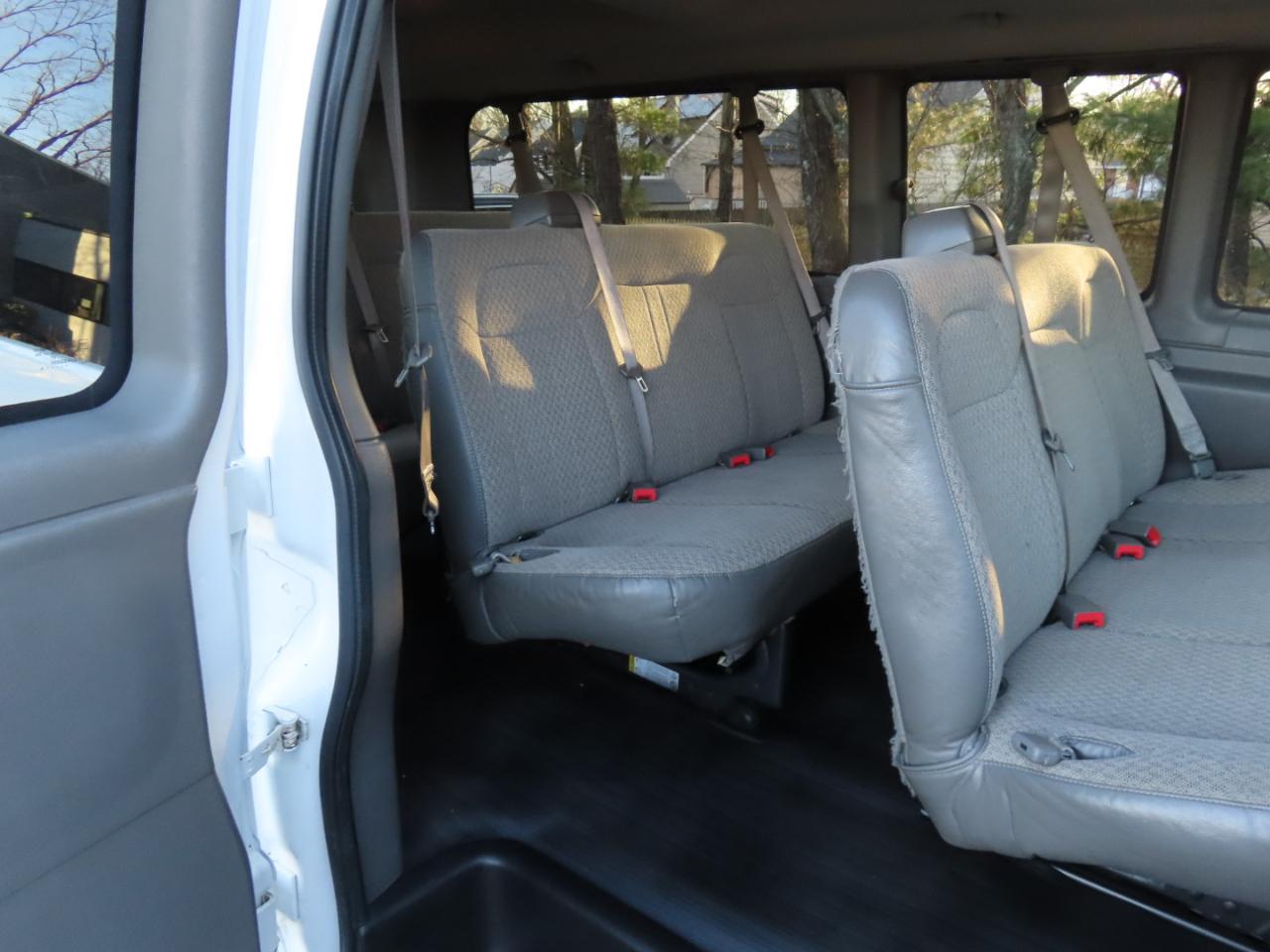 Chevrolet Express Passenger RWD 3500 155" LS w/1LS 2014