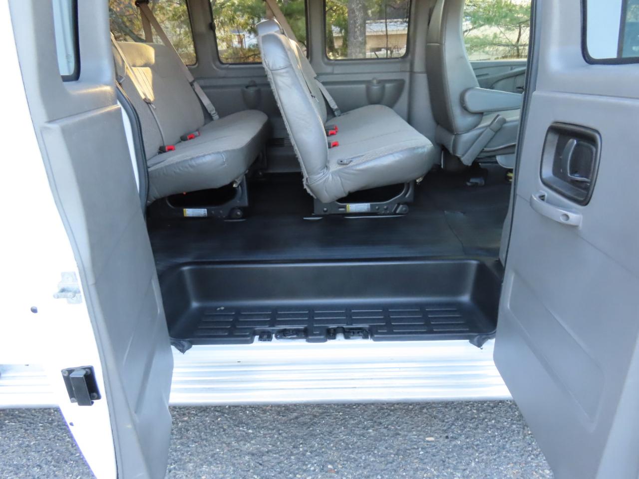 Chevrolet Express Passenger RWD 3500 155" LS w/1LS 2014