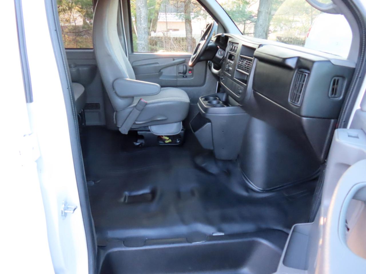 Chevrolet Express Passenger RWD 3500 155" LS w/1LS 2014