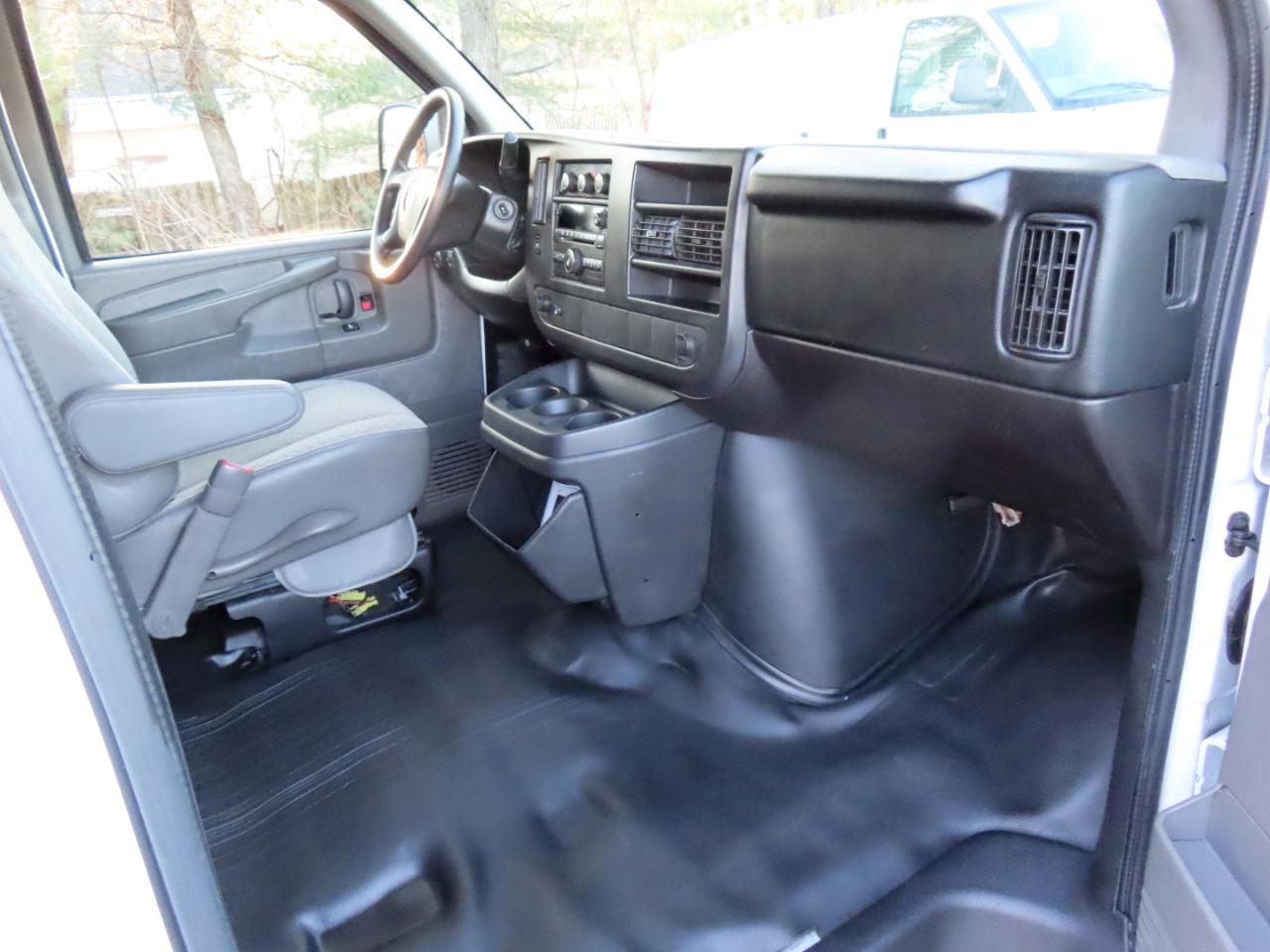 Chevrolet Express Passenger RWD 3500 155" LS w/1LS 2014