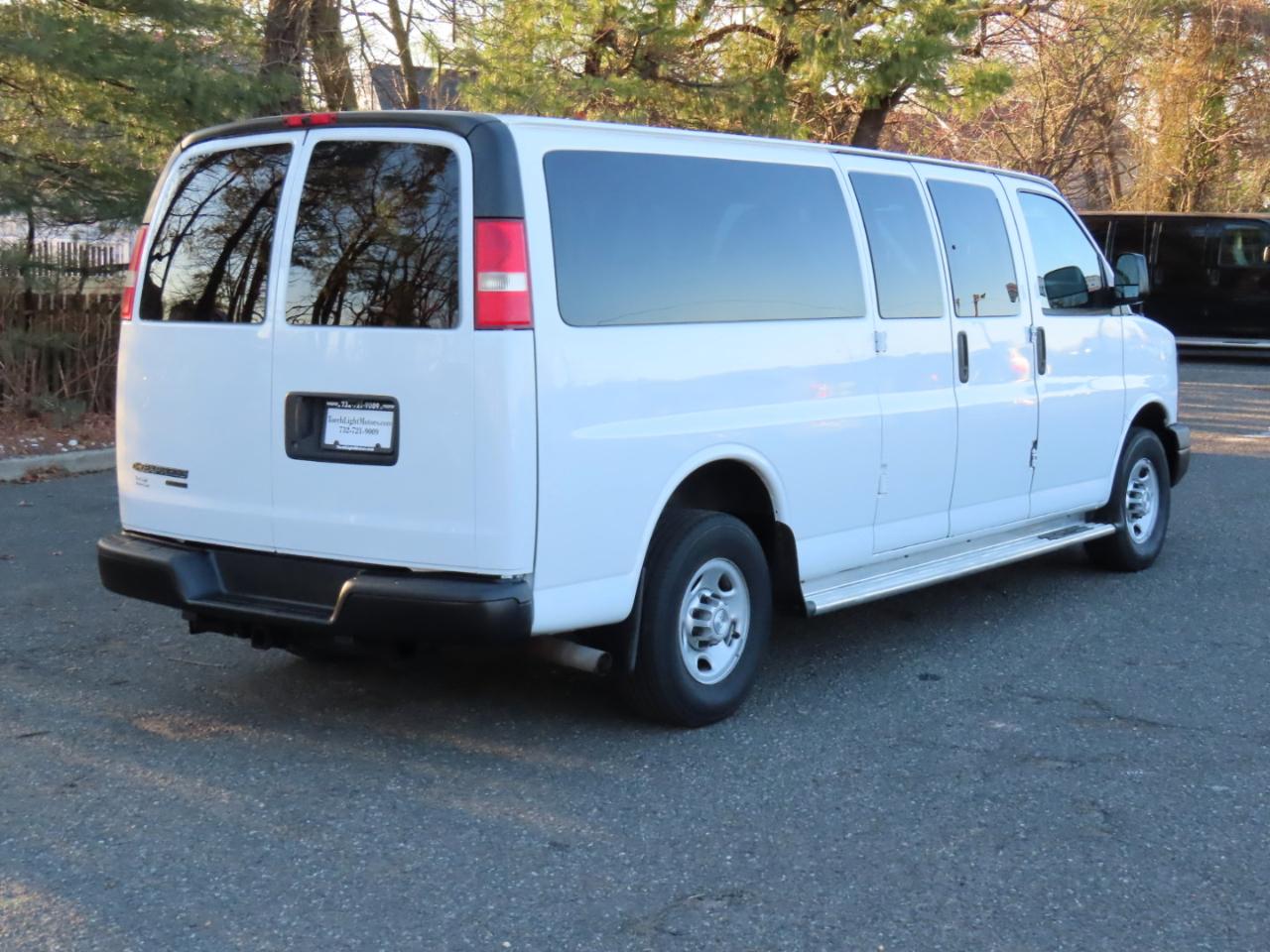 Chevrolet Express Passenger RWD 3500 155" LS w/1LS 2014