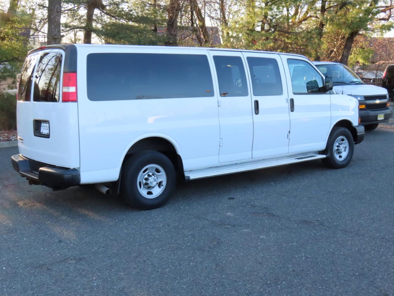 Chevrolet Express Passenger RWD 3500 155" LS w/1LS 2014