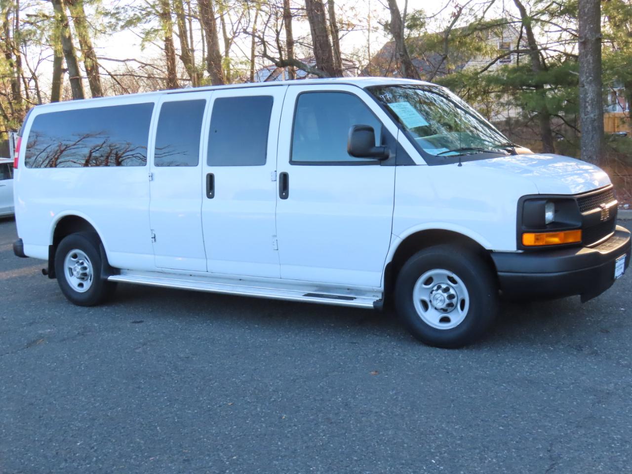 Chevrolet Express Passenger RWD 3500 155" LS w/1LS 2014